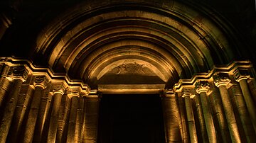 Portal des Klosters Paulinzella in Thüringen mit historischen Steingewölbe.